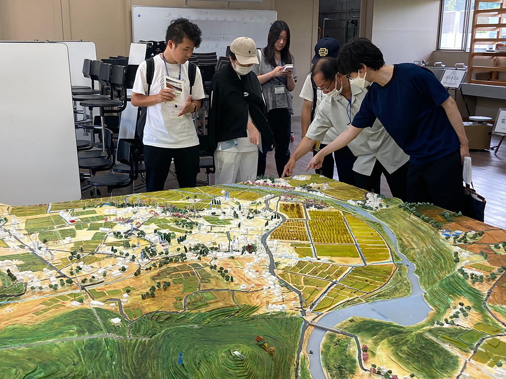 ③陶芸の杜おおぼりにて地区再現ジオラマの見学